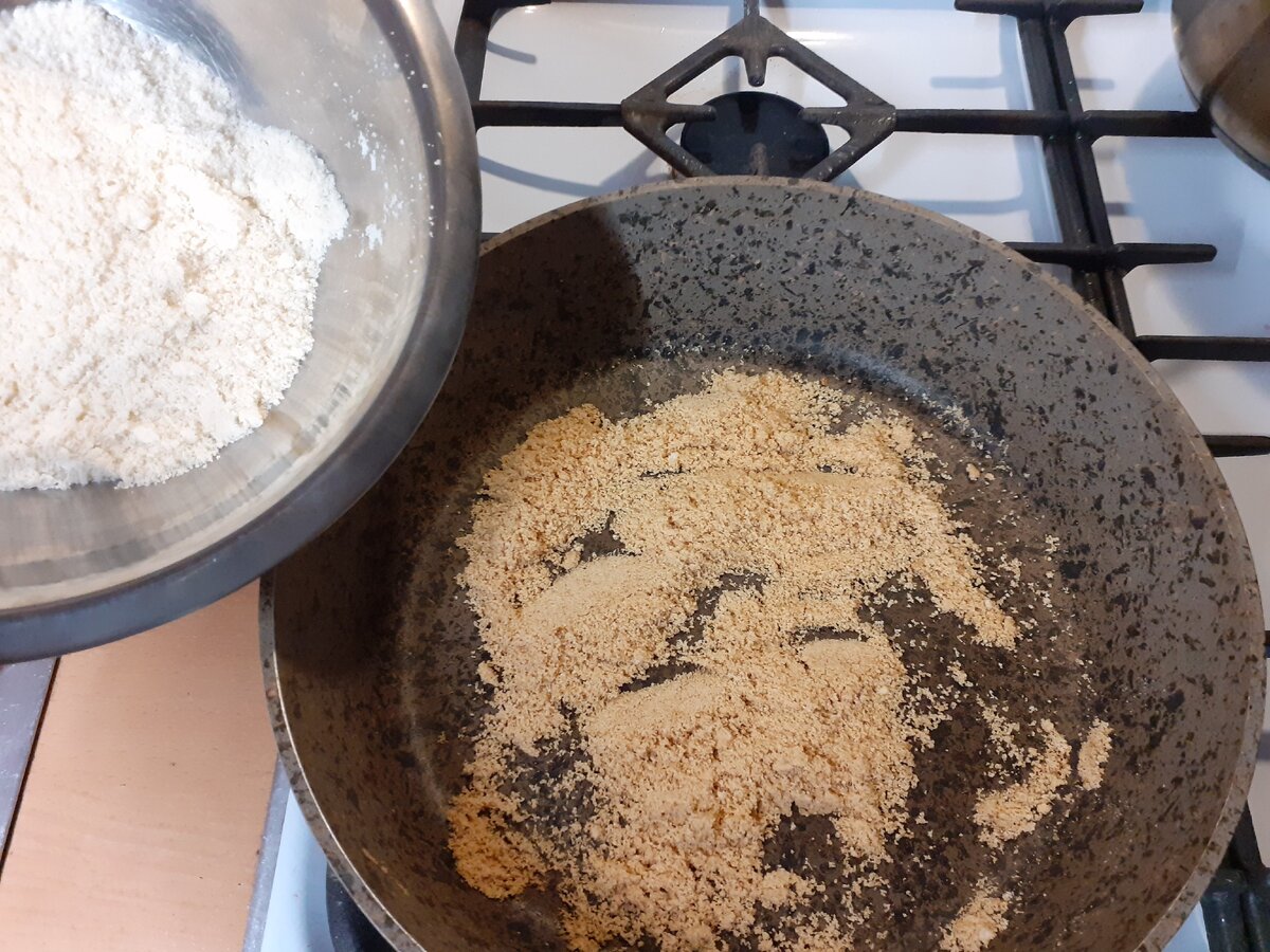 Вот какая разница по цвету между ореховой мукой сырой и обжаренной.