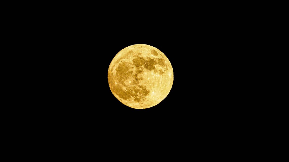 Le lune. Желтая Луна в космосе. Big Moon.