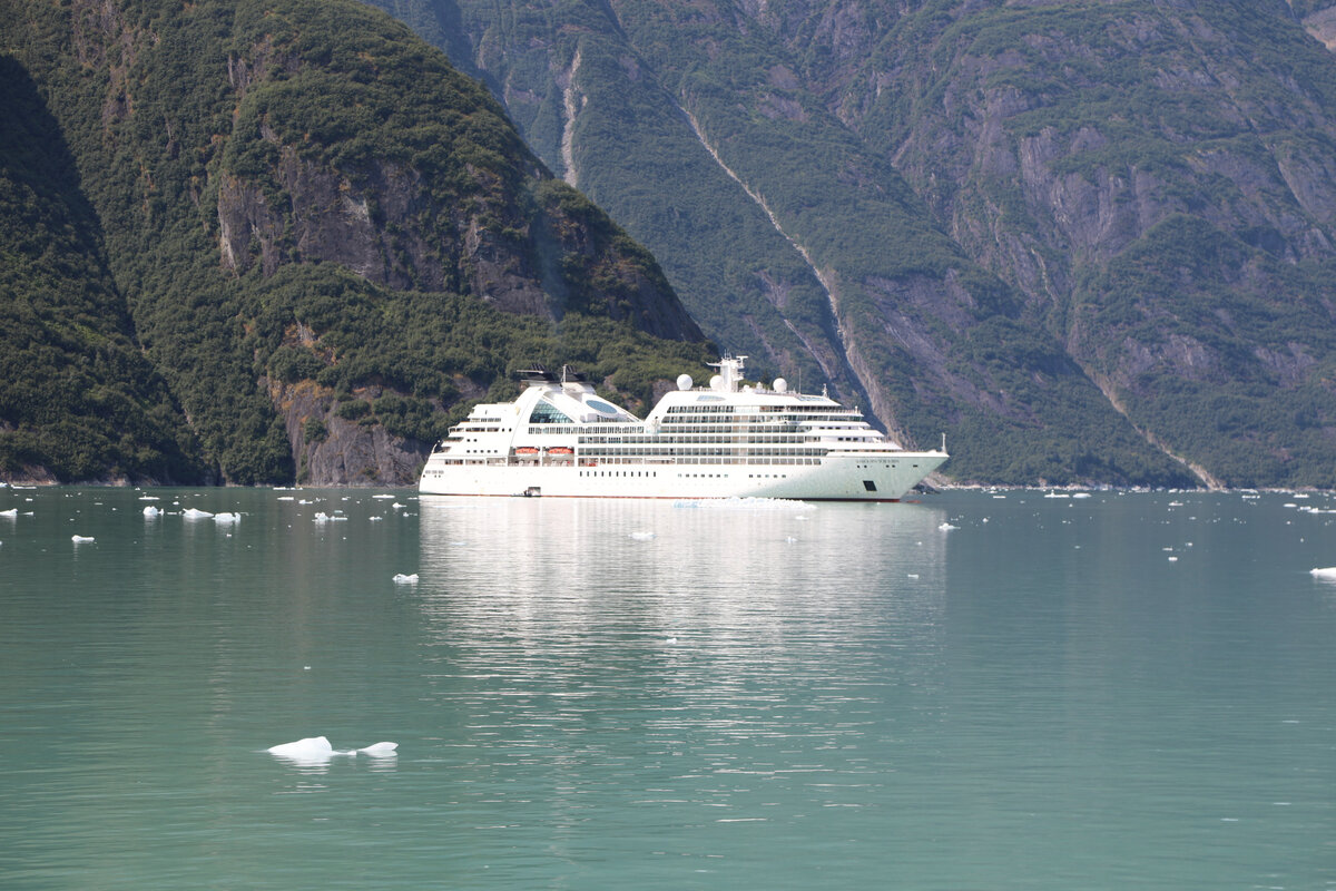 Фото автора. Корабль в одном из фьордов, вид с катера, на котором мы отправились к ледникам
