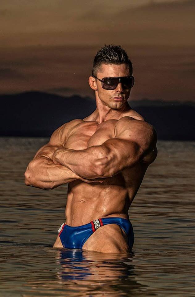 Каждый мужчина на море. 