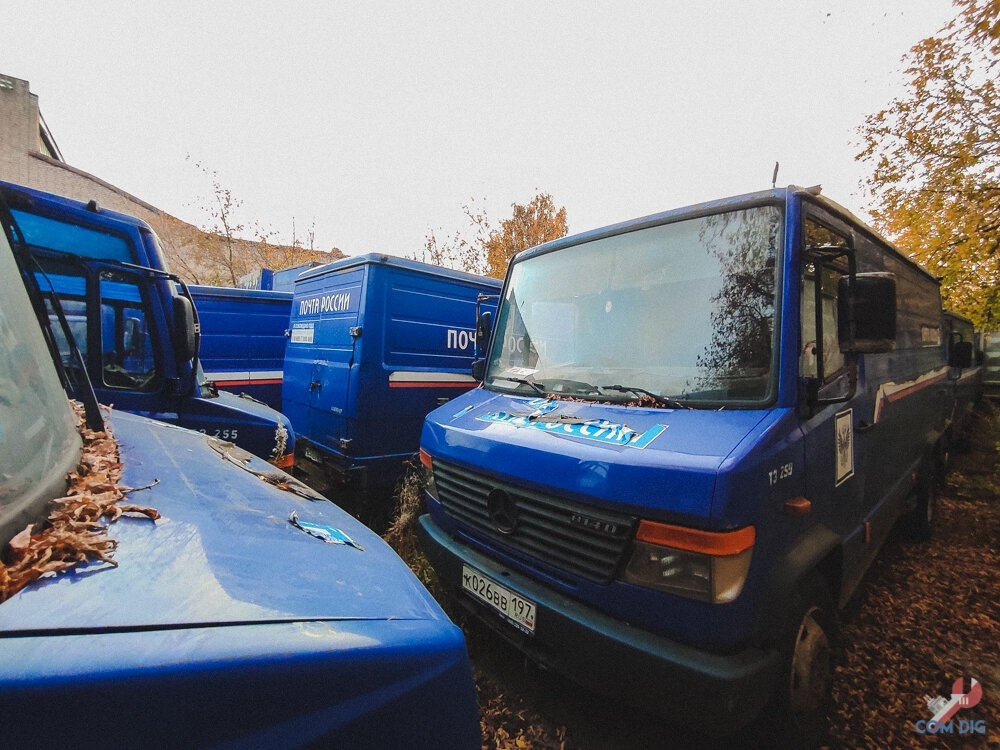 «Почта России» объяснила появление кладбища грузовиков Mercedes в Москве