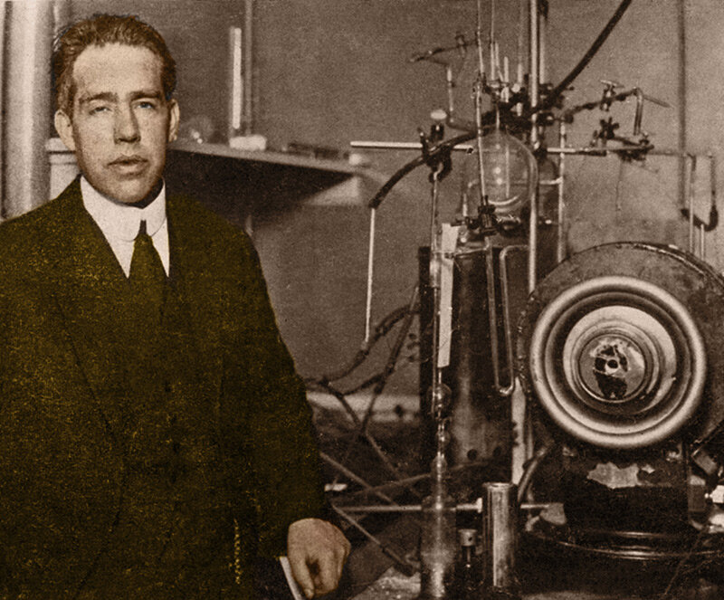 Нильс Бор рядом со своей экспериментальной установкой