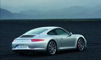 Показанный на днях электромобиль Taycan с того же завода, что и Porsche 911, позволяет увидеть серию 992 в новом свете. Если оценивать её прежде всего как один из продуктов глубоко модернизированного предприятия в Цуффенхаузене, спорные решения обретают смысл. Судя по первым материалам, у двух машин гораздо больше общего, чем зеркала и электромеханические замки дверей с выдвижными ручками. Даже силовая структура кузова похожа.Степень их родства и унификации ещё предстоит установить. В скором времени я отправляюсь знакомиться с Тайканом: расспрошу с пристрастием немцев в том числе и про 992. Но уже сейчас схема выглядит изящно: самый консервативный Porsche кровно связан с наиболее продвинутым. Нетрадиционная, скажем так, концепция нового «девятьсот одиннадцатого», подразумевающая, в частности, гибридную версию Turbo S, сразу выглядит органично. Причём связь с Тайканом гарантирует спорткару долгие лета. Только не пойму, какое чувство сильнее: радость за его светлое будущее или печаль о том, что он никогда не будет прежним.От статуса неприкосновенной реликвии не осталось и следа. В интерьере царит незнакомое ощущение сиюминутности, массовости. «Девятьсот одиннадцатый» уже не воспринимается отдельно стоящим, избранным. Он теперь не больше Porsche, чем остальные. Рассматривать его в моменте, без оглядки на канон мне непривычно — вот почему основное видео в этот раз подготовлено командой «Вечернего драйва» без опыта вождения Porsche. Ну почти.