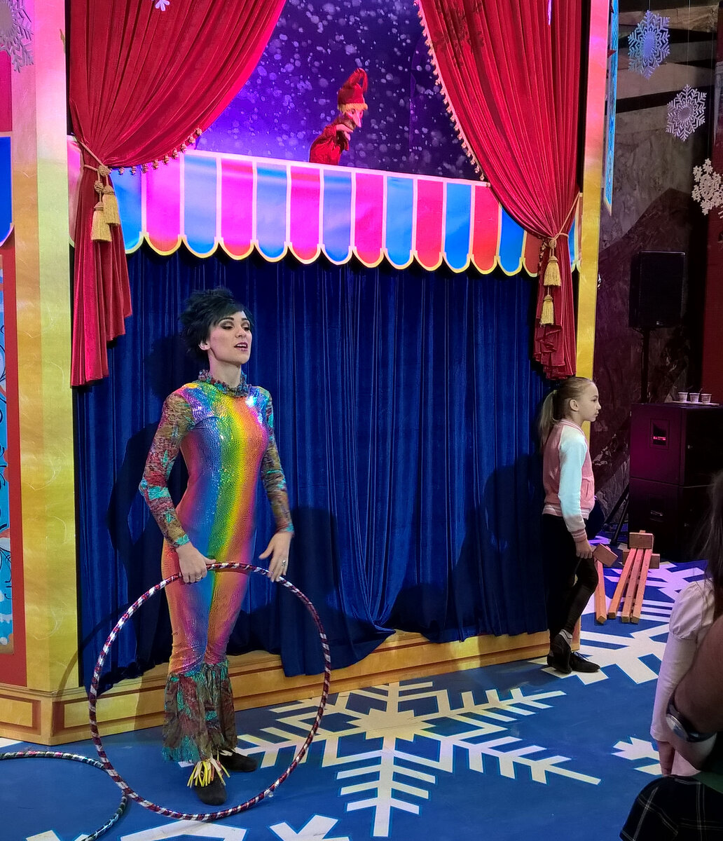 Одна из сцен в фойе