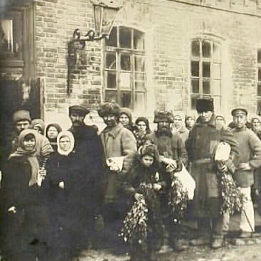 Очередь в баню, 1925 г. Источник scontent-arn2-1.cdninstagram.com.