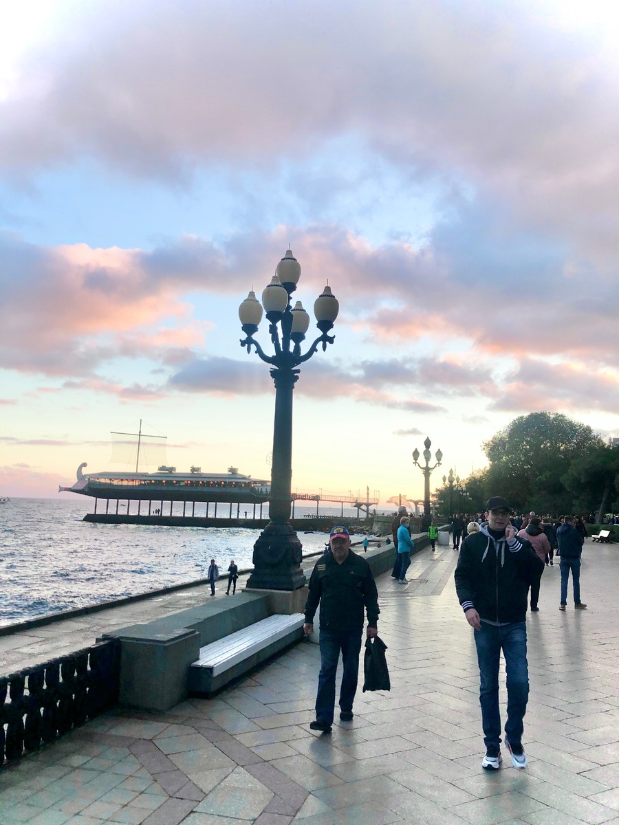 Ялта. Всюду открытые лица, даже в местах особенно людных