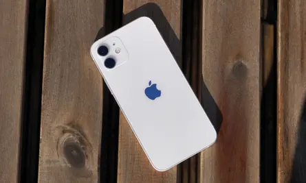 Фото: https://www.theguardian.com/technology/2020/oct/29/iphone-12-review-apple-best-since-the-iphone-x-battery-camera-screen 