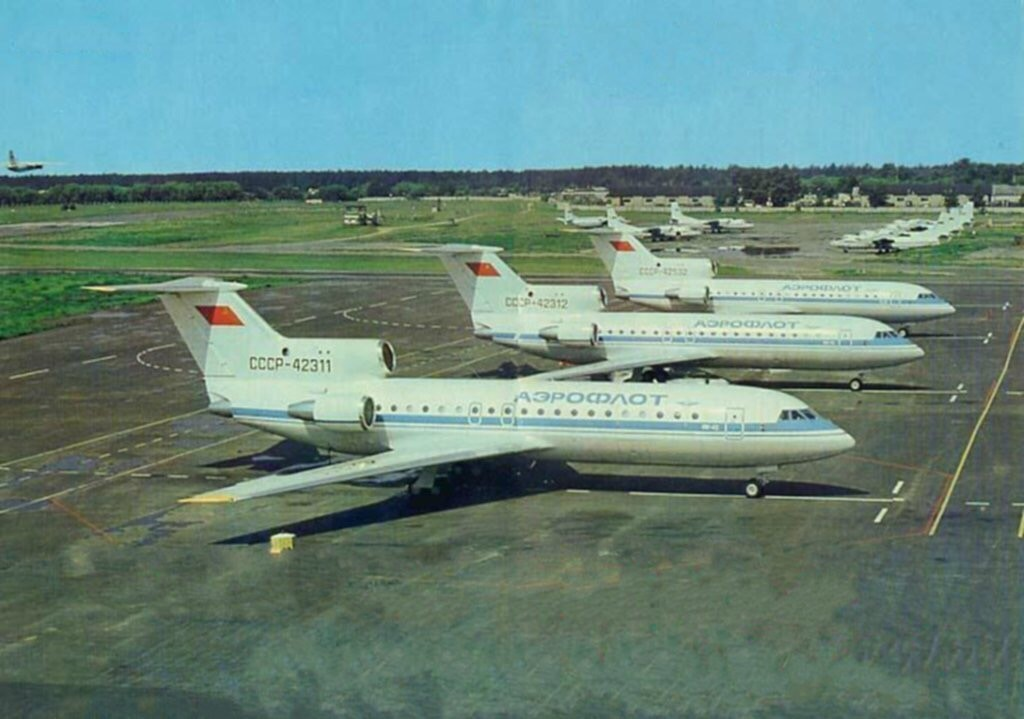 Аэропорт домодедово ссср. Аэропорт домодедово 1980. Аэропорта внуково 1960 год. Донецк аэропорт сталино. Советский аэропорт хабаровск.