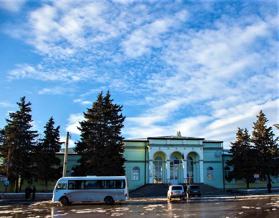 Железнодорожный вокзал Цхинвала. Фото Яндекс картинки