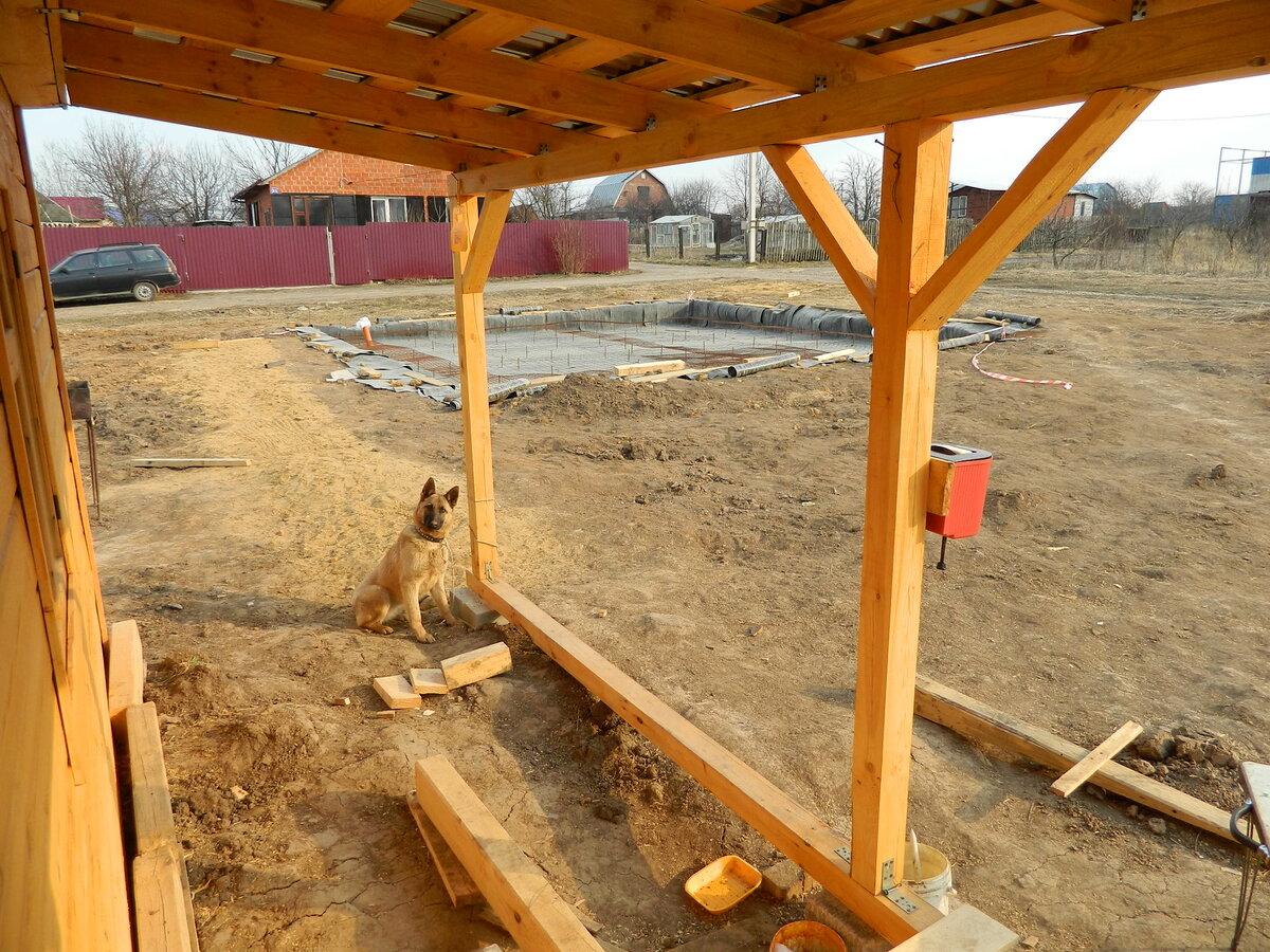 Именно на этом месте спустя почти семь лет или более шести лет после заселения дома проводились измерения.