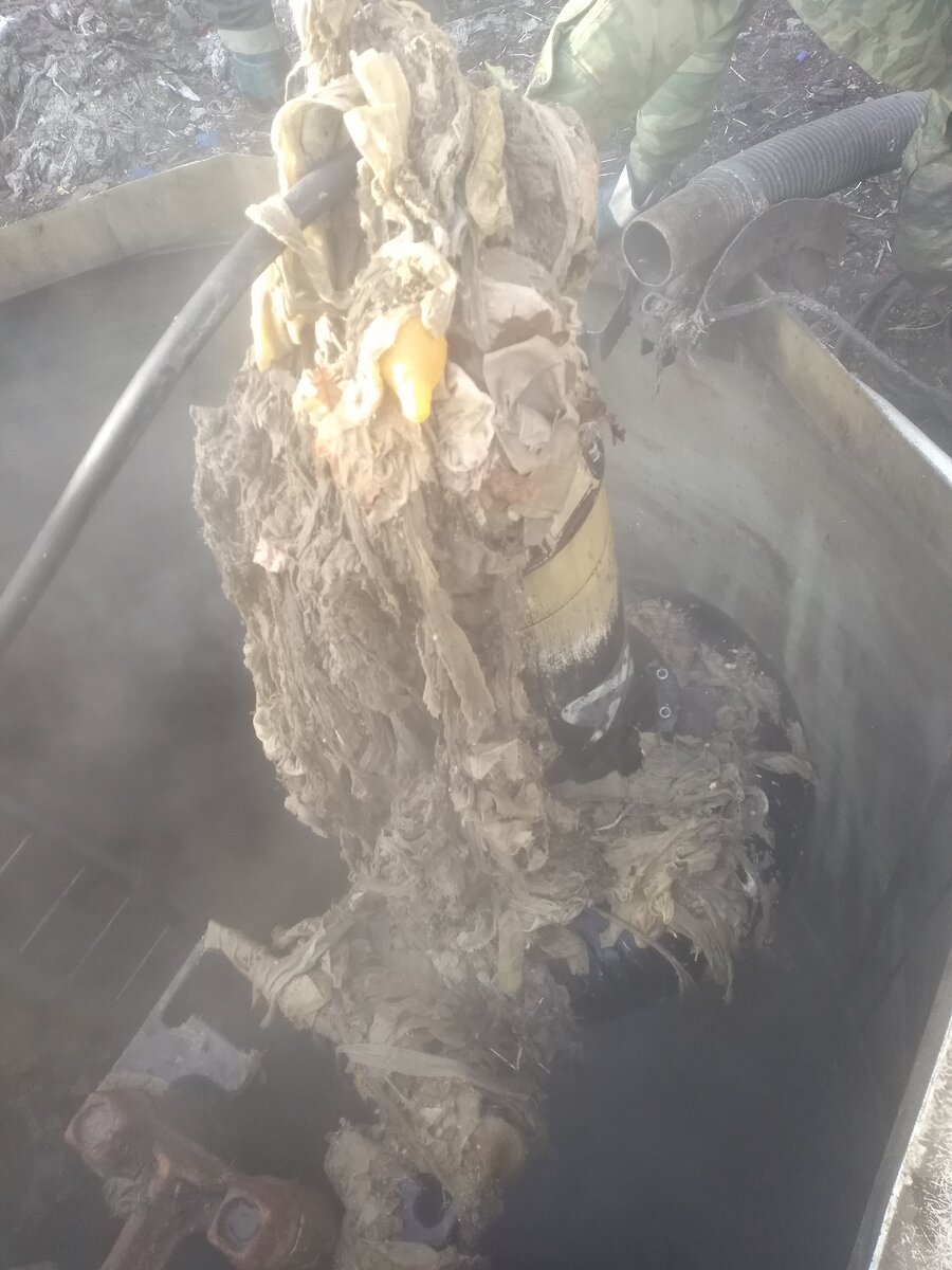 Насос КНС достают для очистки, тряпки на нем это влажные салфетки!