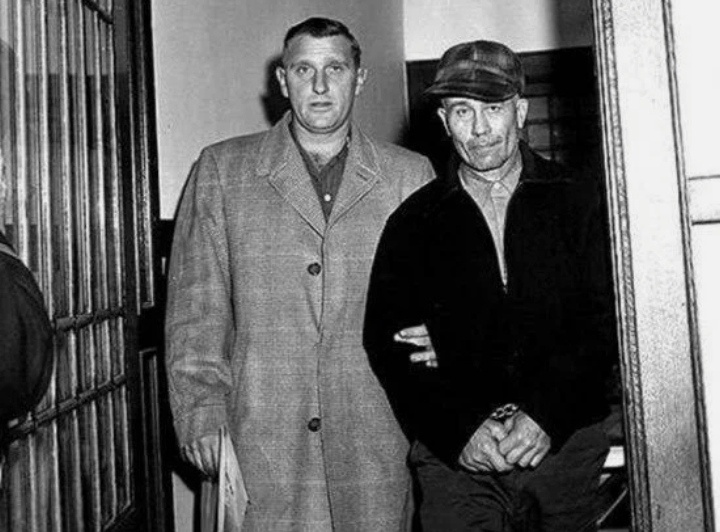 Эдвард Гейн, прозванный Мясником из Плейнфилда, выделяется из обширного ряда своих коллег серийных убийц не количеством тел убитых им, а шокирующими подробностями своих увлечений. Маньяк жил в маленьком городке, где все друг друга знают. Его ферма располагалась на отшибе, и у Эда никогда не было гостей. Что и позволило серийному убийце превратить свой дом в настоящий «дом ужасов». У него на стенах, в качестве «охотничьих» трофеев, были развешаны маски, которые маньяк сделал из лиц умерших женщин. Абажуры в комнатах были изготовлены из человеческих органов. А еще маньяк сшил себе куртку, жилет и костюм из человеческой кожи, в которых отплясывал при полнолунии на заднем дворе своего дома.
Ранее Гейн был абсолютно адекватным человеком, но после смерти матери, когда он остался на ферме в полном одиночестве, он стал увлекаться книгами по анатомии, о зверствах нацистов и эксгумации.
 Соседи считали Гейна хоть и странным, но исключительно безобидным чудаком. Вскоре Эд стал частым посетителем кладбища, он выкапывал и расчленял трупы. Особенно ему нравились свежие могилы женщин. Позже, когда велось следствие, Эдвард признавался, что не производил с телами никаких манипуляций сексуального характера, ведь «они слишком плохо пахли».
 история убийцы началась в 1954 году, когда Эд убил хозяйку местной таверны Мэри Хоган. Как бы ни было парадоксально, Гейн незаметно пронес тучную мертвую женщину на ферму через весь город. Он расчленил жертву, сохранив её останки. Какое-то время Мэри считалась без вести пропавшей из мотеля, где полицейские обнаружили лужу крови.
Через 3 года после произошедших событий бесследно пропала хозяйка лавки Бернис Уорден. Сын, вернувшись после полудня, обнаружил пугающий кровавый след, протянувшийся от витрины до чёрного входа. При осмотре помещения он нашел смятую квитанцию на имя Эдварда Гейна.
На основании этой улики полицейские решили обыскать дом мужчины и сразу нашли выпотрошенное и обезображенное тело Бернис, висящее в сарае, как туша оленя. Трофеи накапливались, и уже через короткое время у Эда собралась коллекция из черепов и голов, которые мужчина развешивал на стенах. В соответствии с приговором Гейна признали невменяемым, диагностировав шизофрению, и направили на принудительное лечение. Но в 1968 году доктора изменили решение, сочтя Эда адекватным, и серийный убийца вновь предстал перед судом. Судебное разбирательство началось в ноябре этого же года и длилось неделю. Впоследствии судья признал Гейна виновным в предумышленных убийствах и направил на отбывание наказания в психиатрическую клинику.
Эд Гейн умер в психиатрической больнице 26 июля 1984 года от остановки сердца, вызванной раком. 
Очень долго надгробие могилы Гейна подвергалось нападкам вандалов.