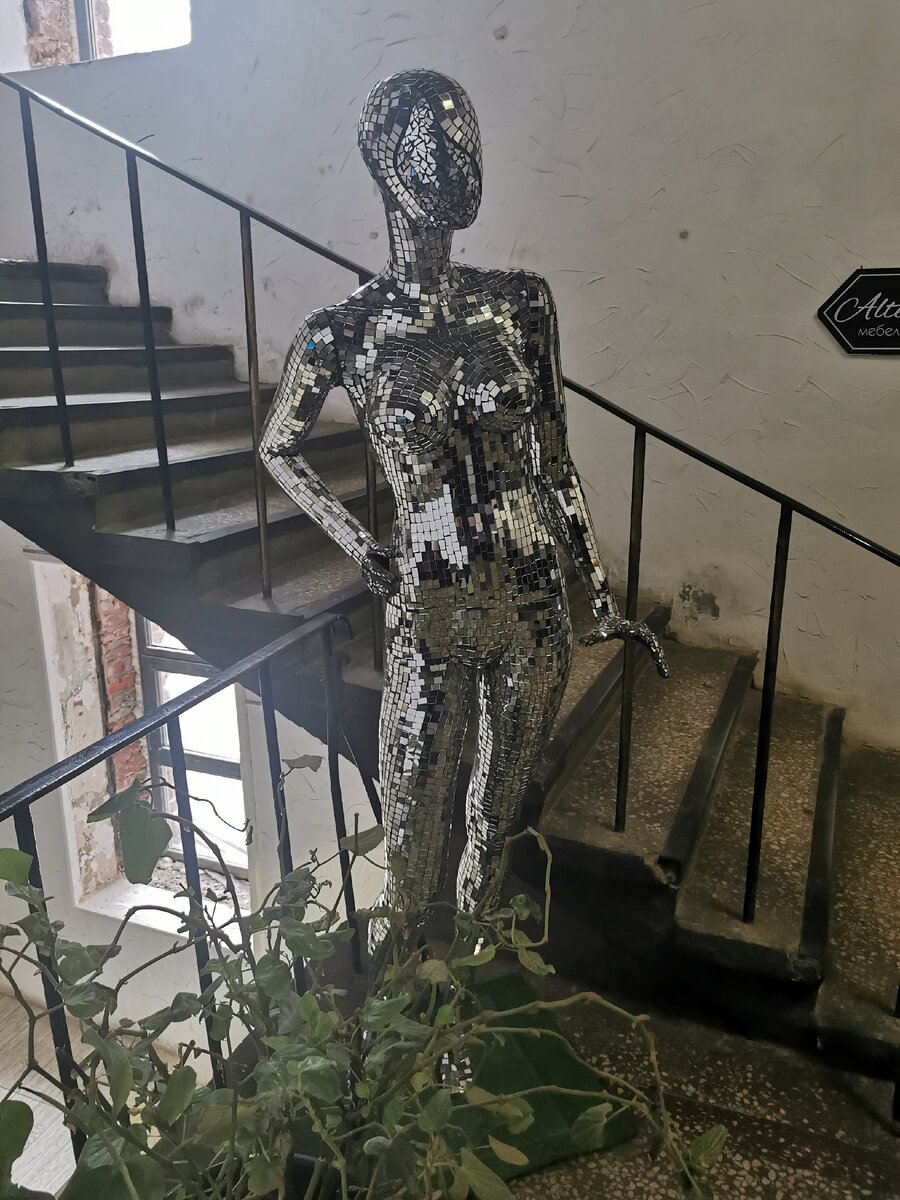 Голая, зато вся блестит! 