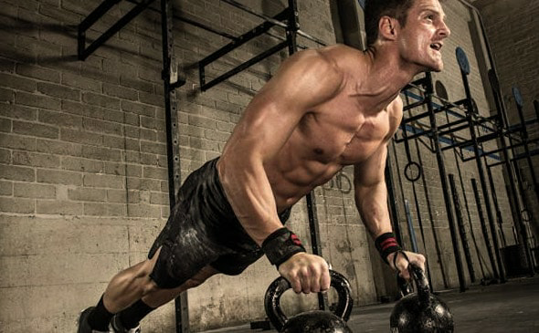 на фото шикарный зал: турники, гири , кольца и много 