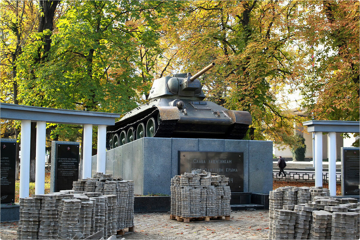Танк-памятник освободителям Симферополя © NickFW.ru - 28.10.2015г.