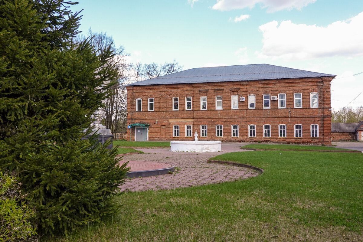 Учебный корпус №1. Бывшая богадельня Троицкого монастыря