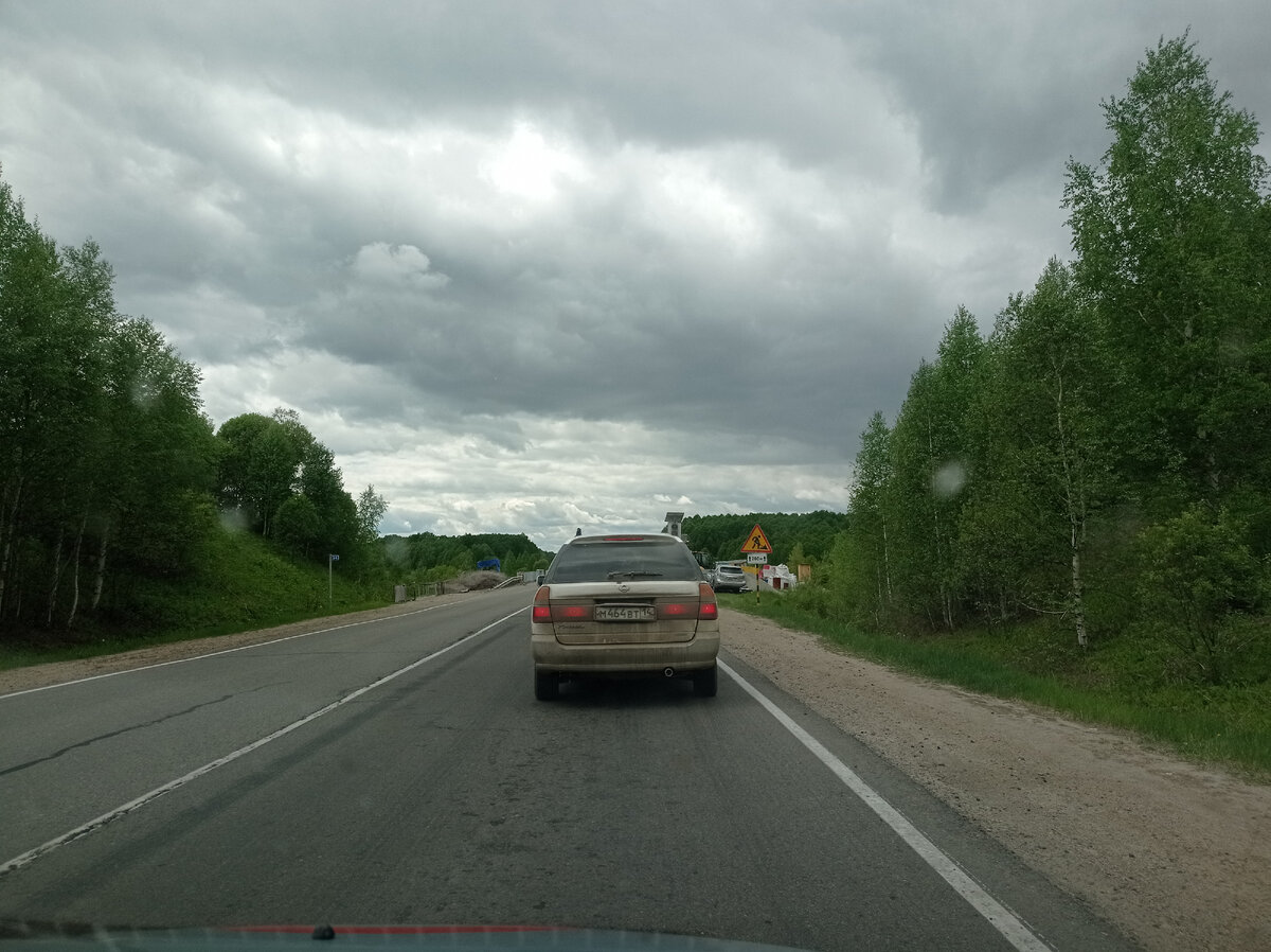 ремонт и стоим на красный сигнал сфетофора, пропускаем колонну встречных машин. 