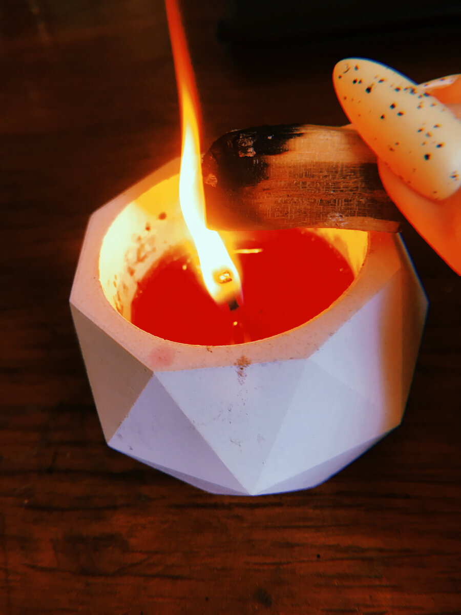 В такие непростые периоды очень помогает очищать своё пространство, почаще зажигать свечи и окуривать пространство благовониями