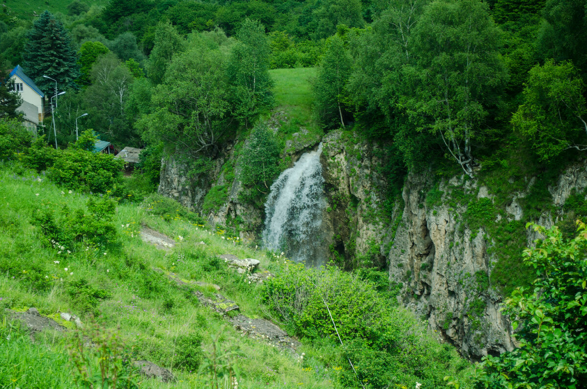 Медовые водопады – одно из удивительнейших мест Карачаево-Черкесии. Находится оно недалеко от города-курорта Кисловодска в живописной теснине Аликоновского ущелья.-2