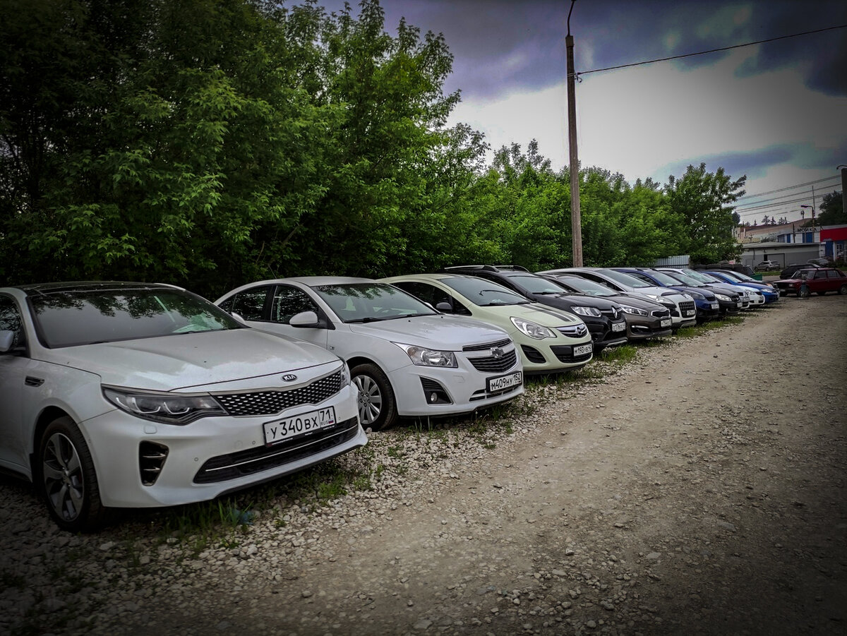 Машины, которые стоят в продаже на авторынке