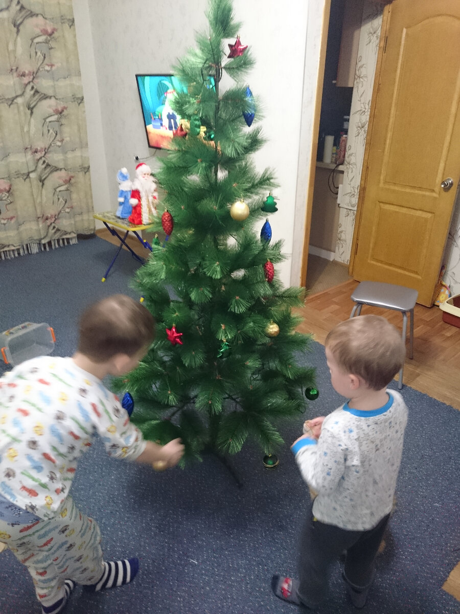 Мальчики сами наряжают елку