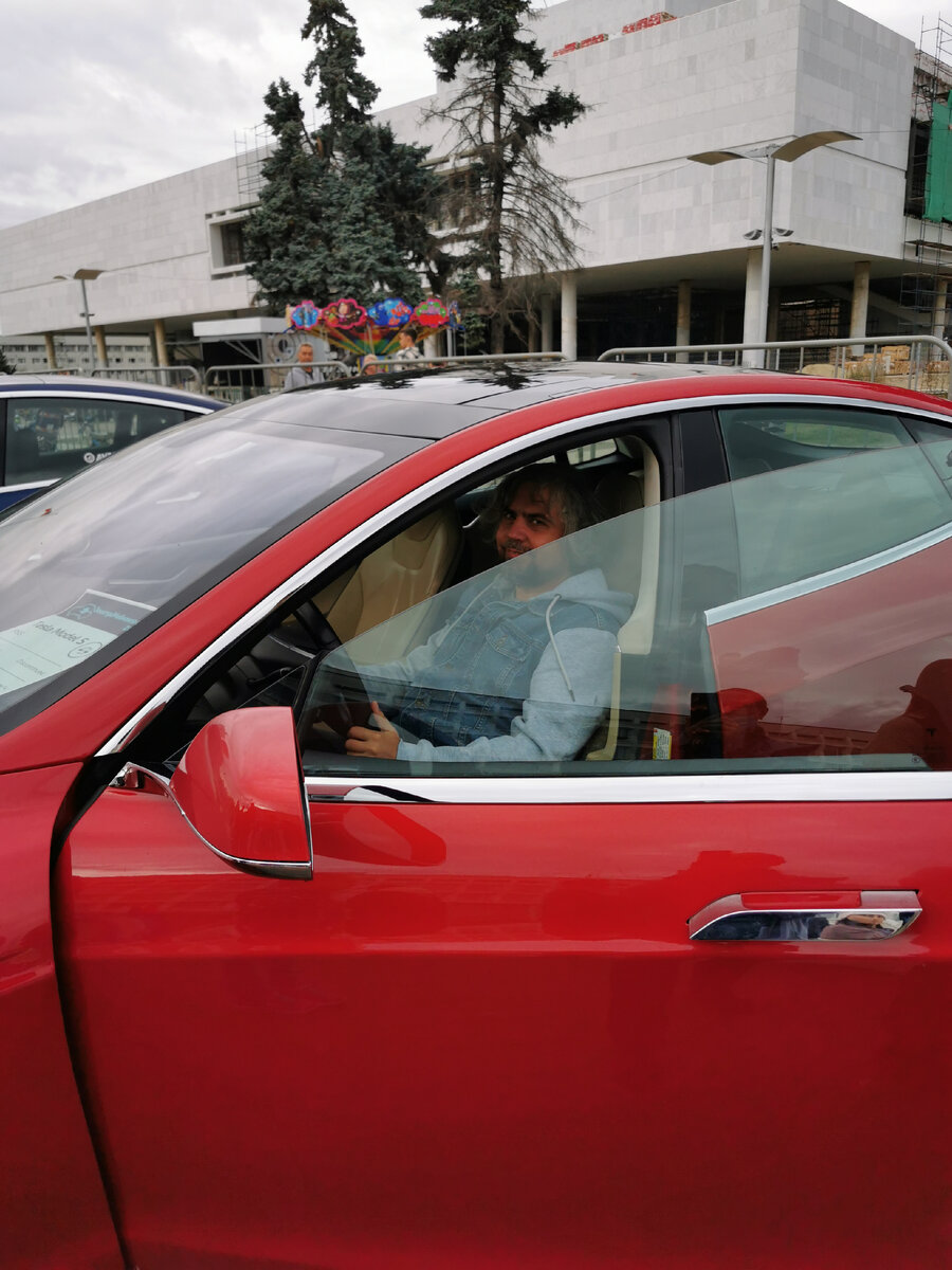 Электромобиль Tesla - один из символов технологической революции XXI века. Фото автора