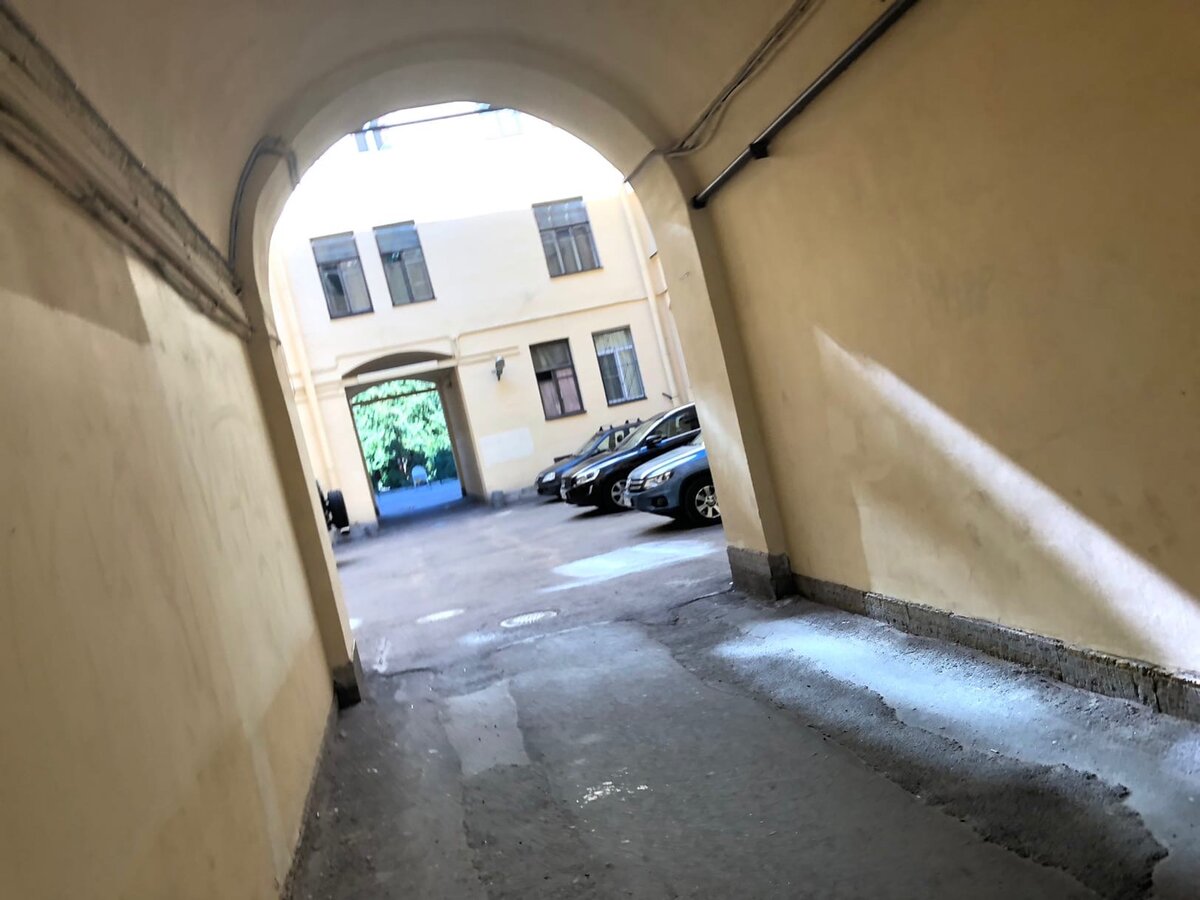 Старые дворики на Васильевском острове. Машинам тут места практически нет! Фото автора