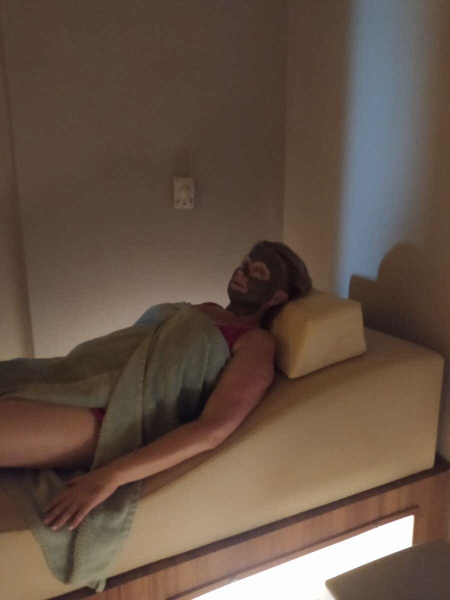Это я лежу в spa салоне после массажа с маской из лечебной глины