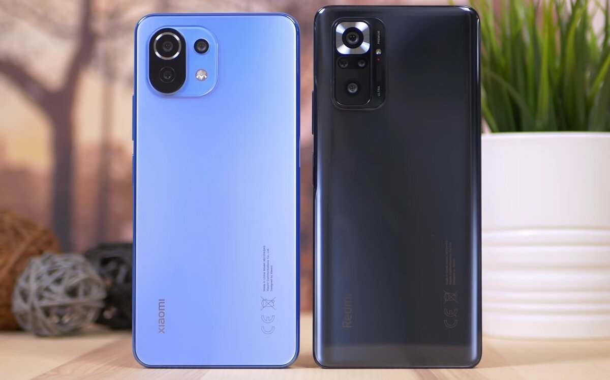 Герои сравнения. Xiaomi Mi 11 Lite – слева, Redmi Note 10 Pro – справа. Источник: YouTube-канал SMART ОБЗОР