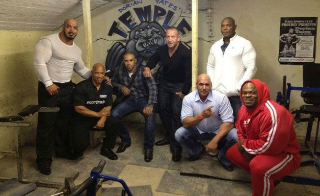 Легендарный зал, в котором тренировался сам Дориан Йейтс (посередине в чёрном), называется Храм (Temple). Вспоминается поговорка со школьных уроков немецкого:  