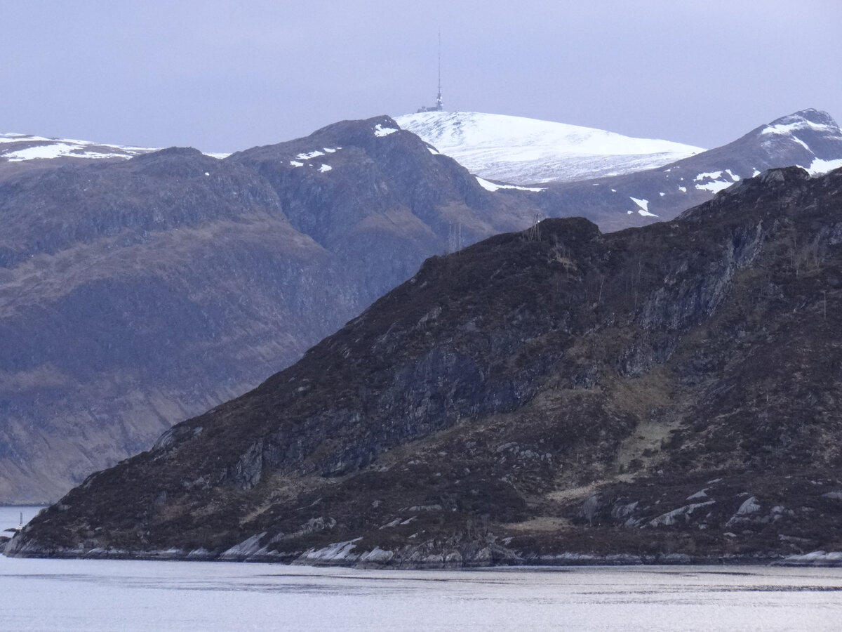 Мачты на вершинах и линии электропередач повсюду, так что диких мест здесь не найти