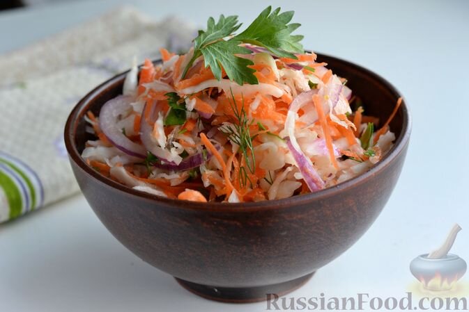 капуста квашеная, лук репчатый красный, морковь, масло растительное, сахар, соль, зелень, вода, сахар, соль, уксус