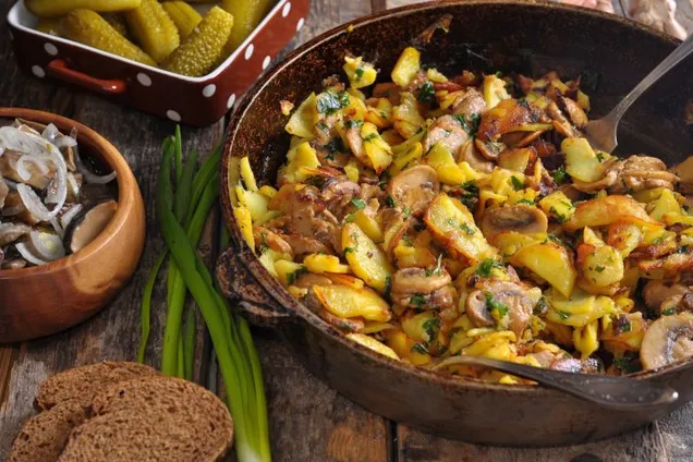 Тушеная картошка с грибами в сметане 