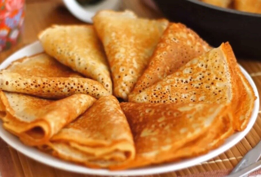 ажурные блины на кипятке. кружевные блинчики на кипятке. блины на молоке с дырочками тонкие. тонкие ажурные блинчики. кружевные блинчики на молоке рецепт с кипятком.