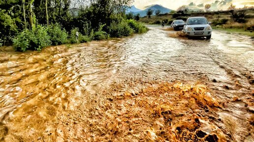 ЛЮТЫЙ ЛИВЕНЬ ЗАТОПИЛ ДОМА КРЫМЧАН. Непогода в Крыму продолжается Дождь РАЗОГНАЛ НУДИСТОВ в Коктебеле