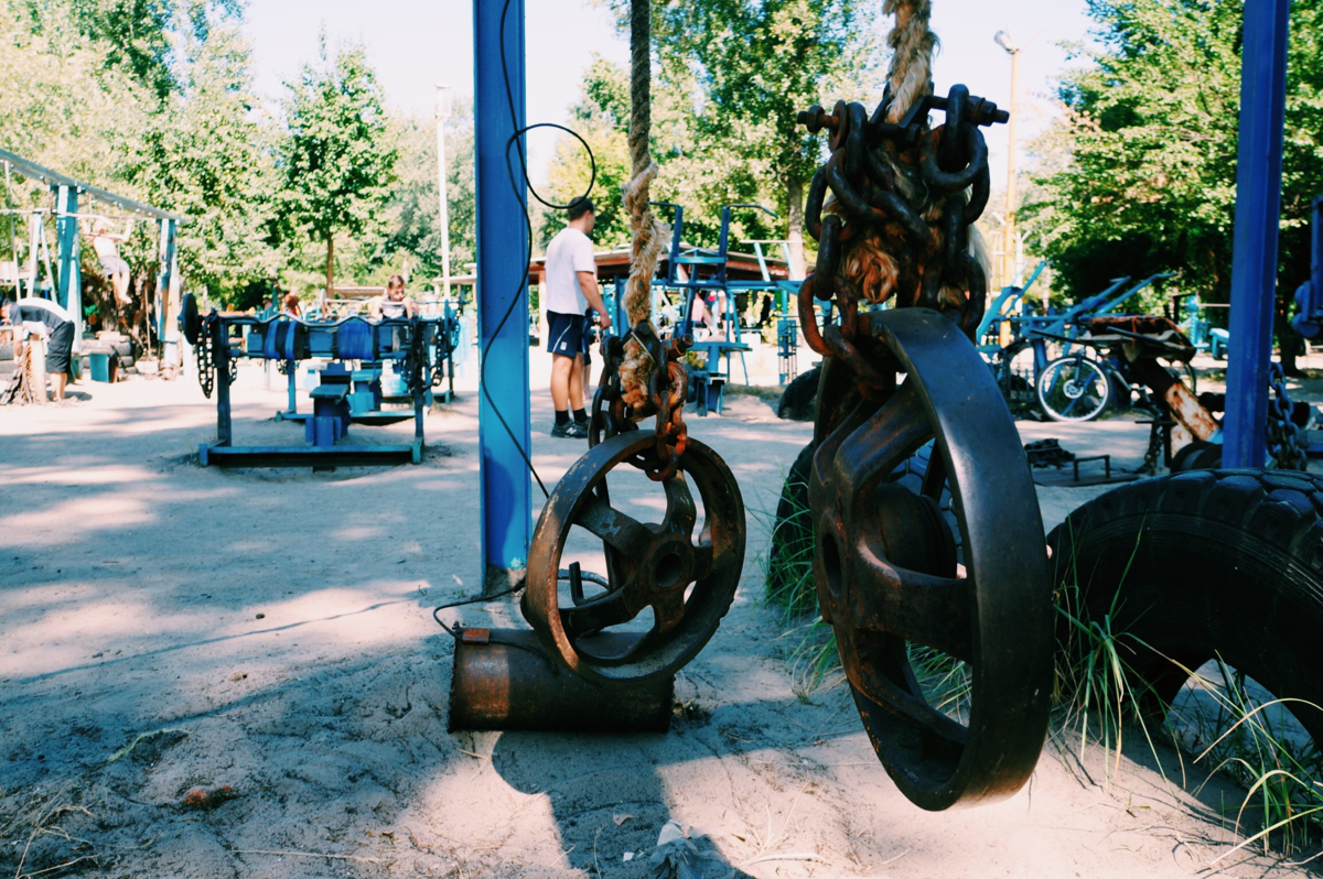 Однако, если кто то сумел собрать штанги из труб и железных дисков, а скамьи сколотить из досок, почему мы не можем сделать хотя бы пару штанг и одну скамью со стойками в гараже или квартире?