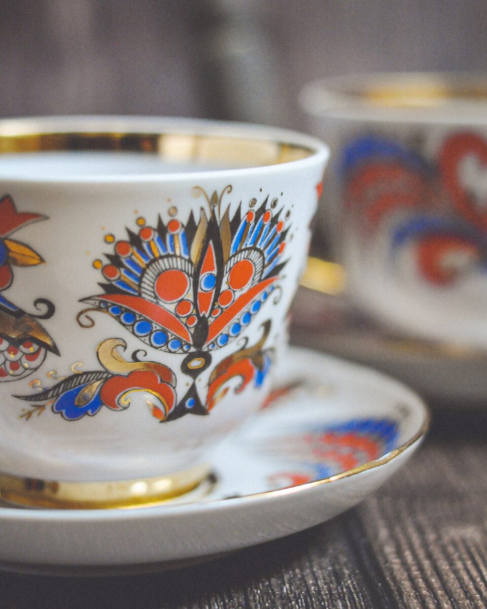 ЛФЗ, «Два петуха». Автор росписи Людмила Сергеевна Лобанкова, автор формы "Подарочная" Серафима Евгеньевна Яковлева.