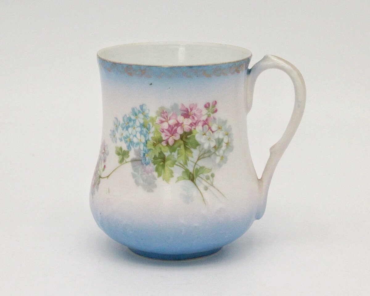 Молочник, кружка "Сирень" - Российская империя, фабрика Гарднера, 1880-90е годы. https://ru.bidspirit.com/
