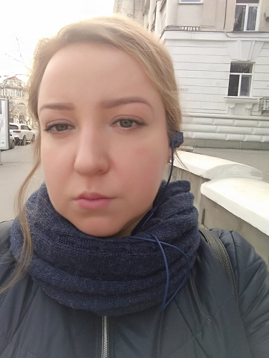 Когда я не хочу слушать мир, я хожу в наушниках, иногда даже не включая их. 