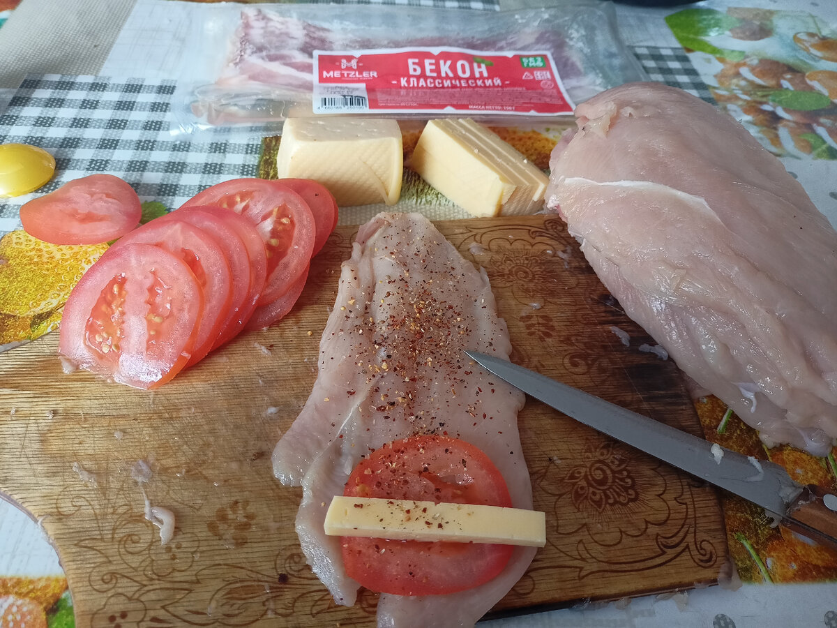 Филе нарезать на тонкие стейки чем тоньше тем  удобнее будет закручивать