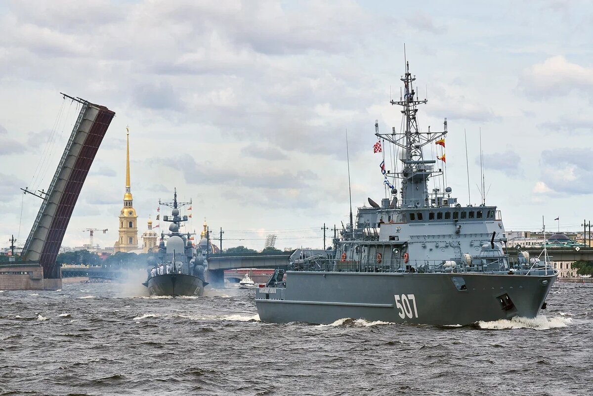 Головной корабль противоминной обороны "Александр Обухов" на Главном военно-морском параде в Спб в 2021 г.