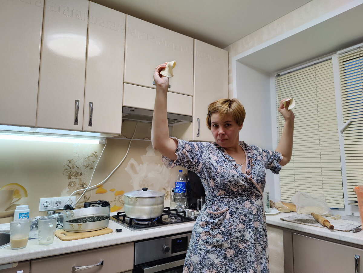 Анюта танцует с сочнями для макетов.
