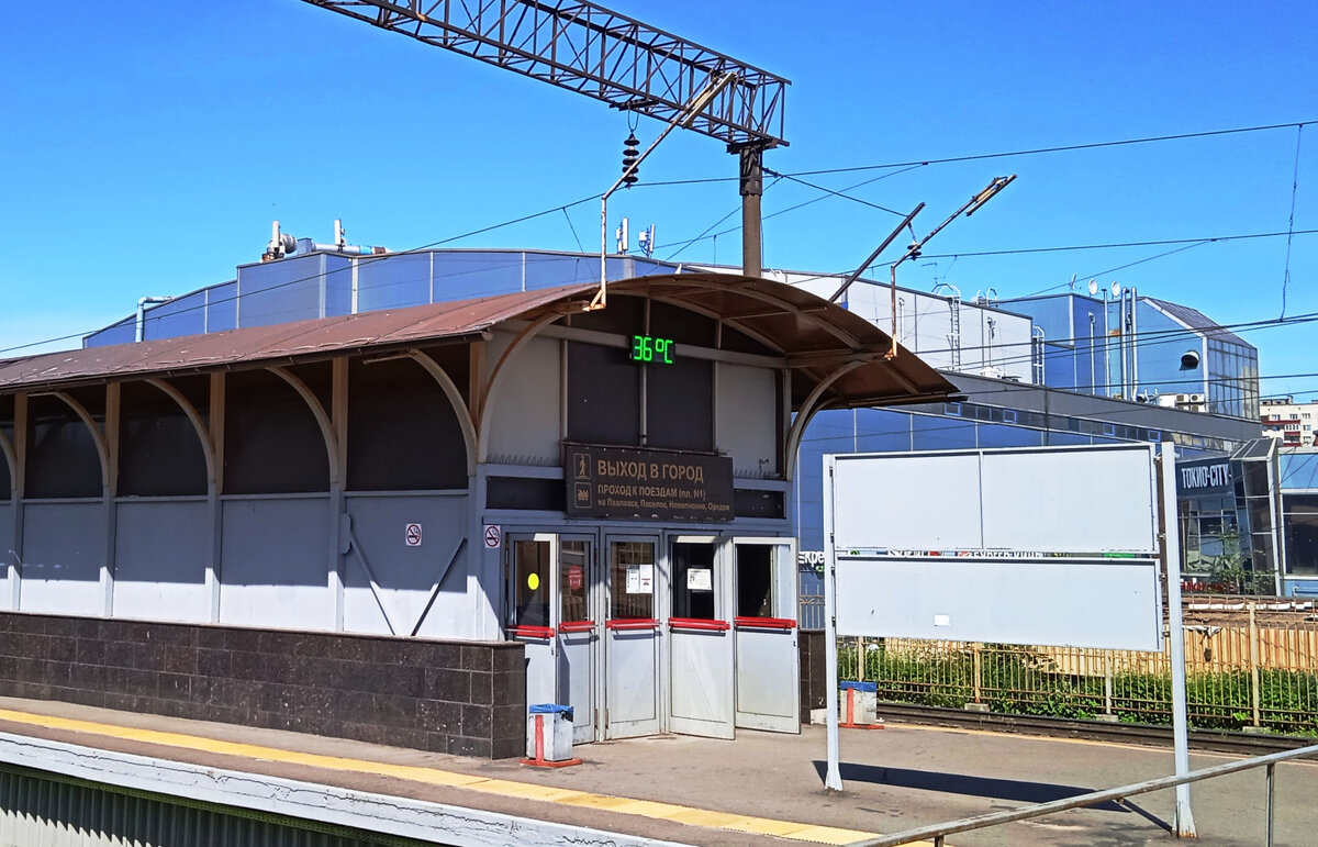 Станция Купчино в Санкт-Петербурге, температура воздуха 36 градусов!