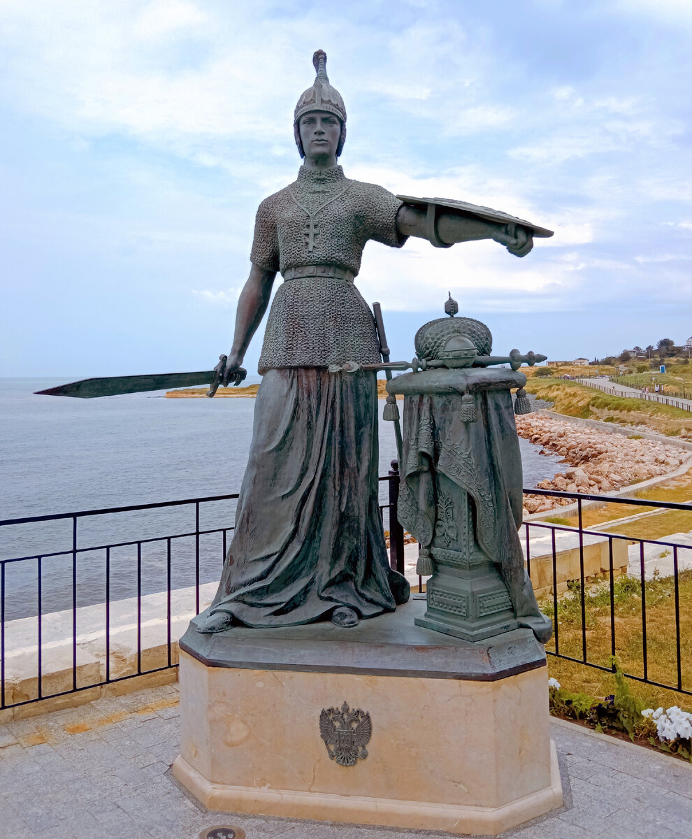 Фото автора. Скульптура России. Дева- воительница видна издалека 