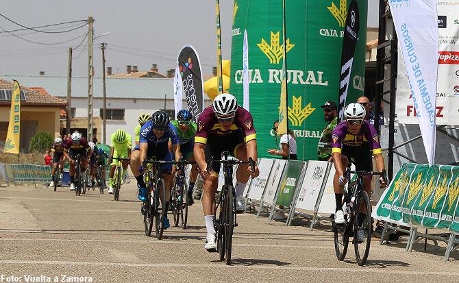 Глеб на финишной черте (справа Егор Игошев). Фото: lavueltazamora.com