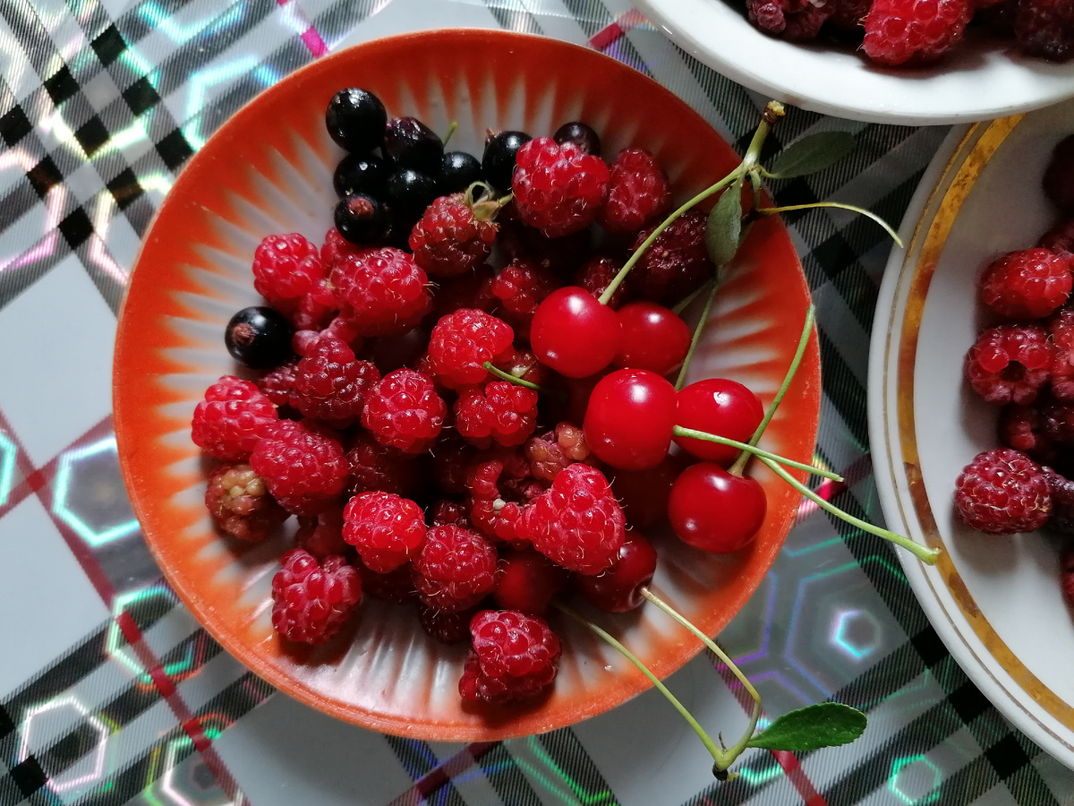 Моя вчерашняя порция антиоксидантов. Малина, вишня, смородина - это сейчас все сезонное.