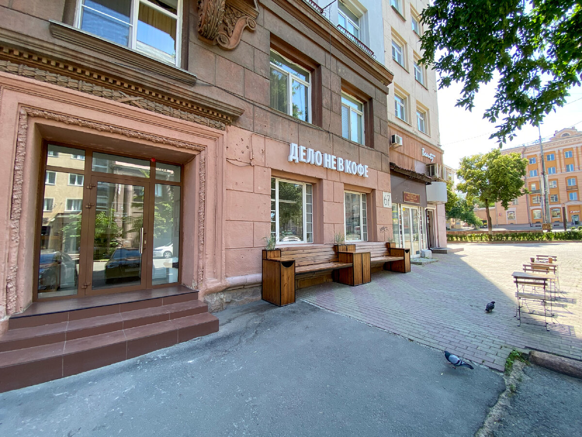 Мест на улице совсем немного. Но если повезёт, атмосфера городской кофейни к вашим услугам