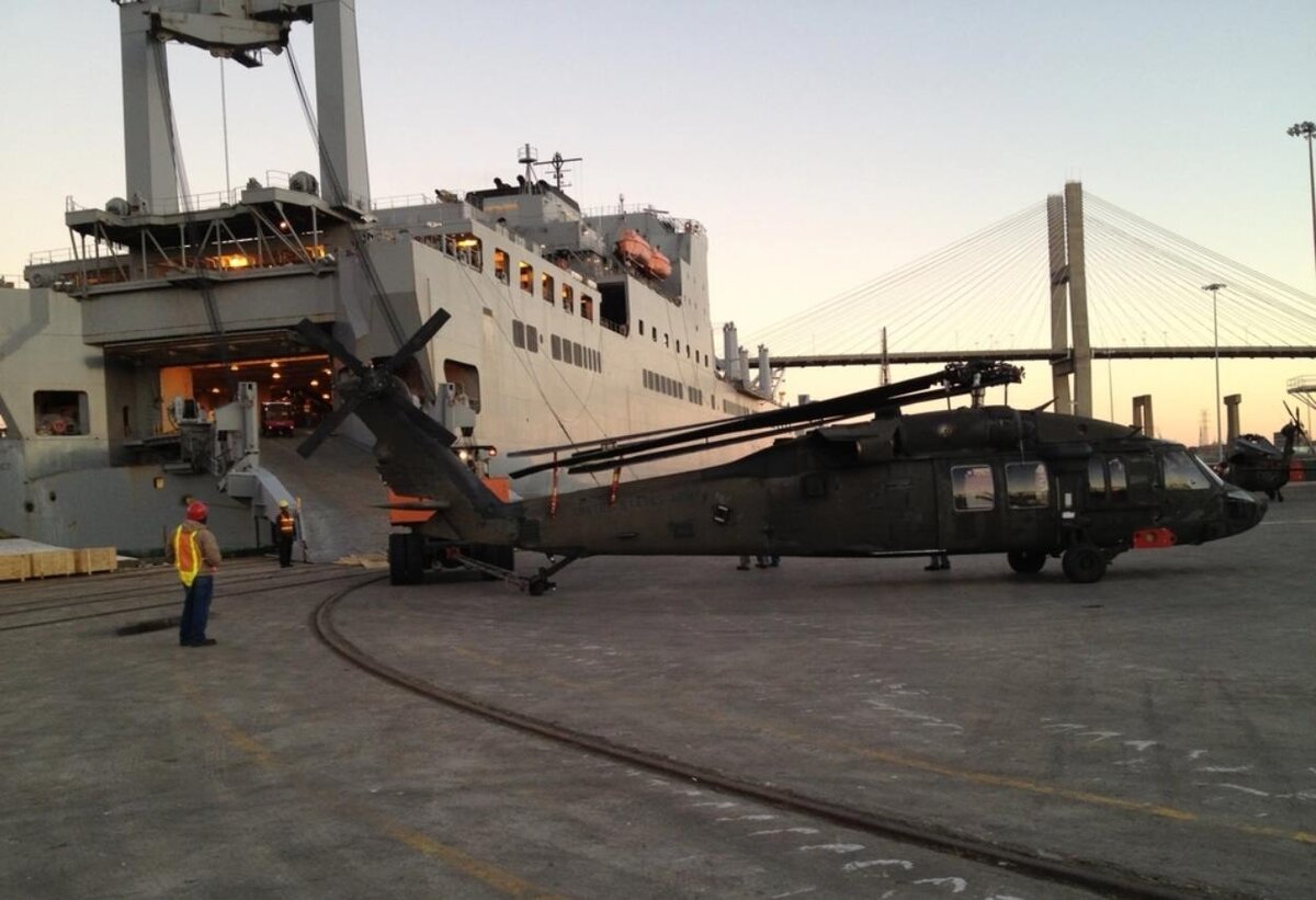 "Bob Hope" способен проглотить даже вертолет (Photo by Meghan Henderson, USNS)