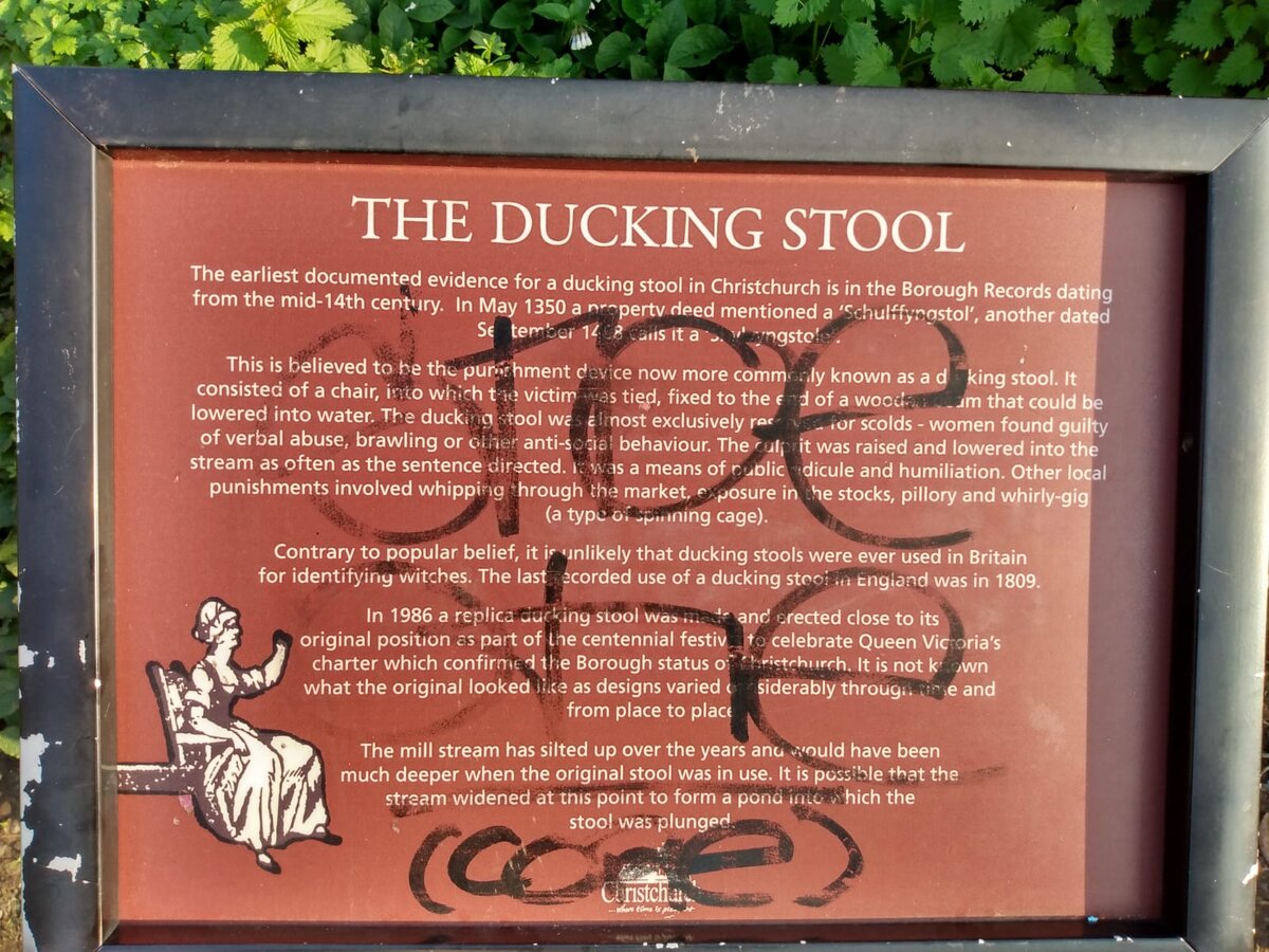 Памятная табличка около реки. В средние века такого вандала точно бы на этом стуле искупали )) Фото из личного архива 