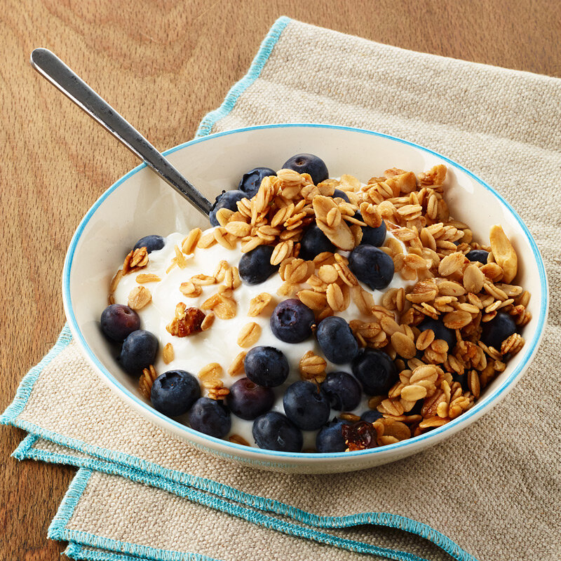 Мюсли на завтрак. Мюсли гранола. Мюсли орех Granola. Гранола с йогуртом. Завтраки гранолы мюсли
